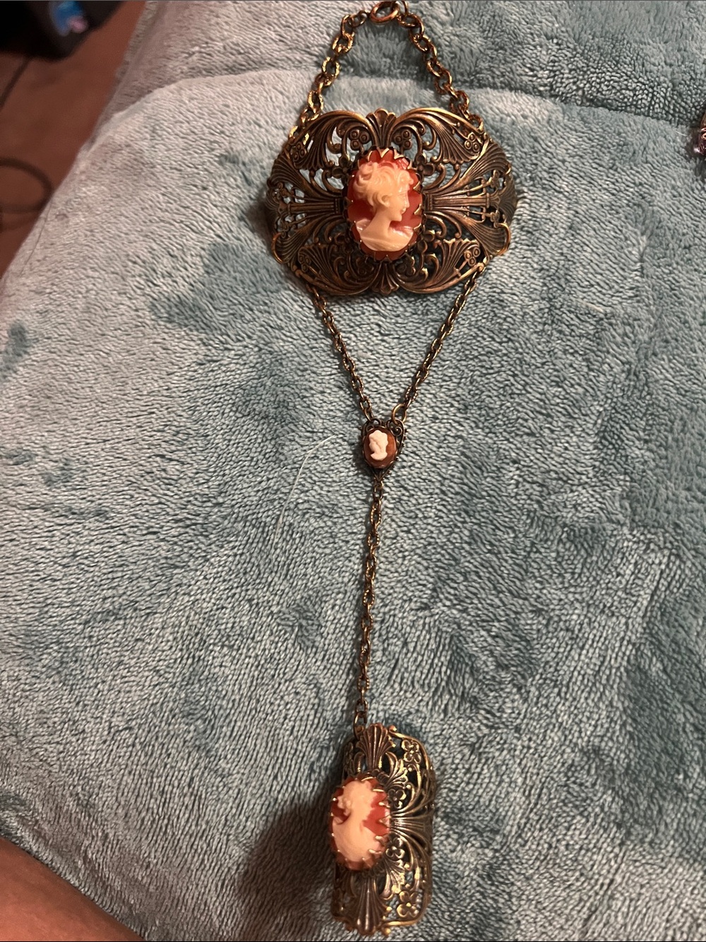 Vintage-Style slave bracelet Gold tone Cameo Lariat with Peach Cameo Accents